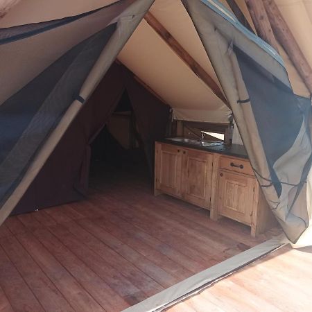 Tente Lodge Pour 5 Personnes En Bordure De La Riviere Allier Au Sein D'Un Petit Camping Saint-Yorre Buitenkant foto