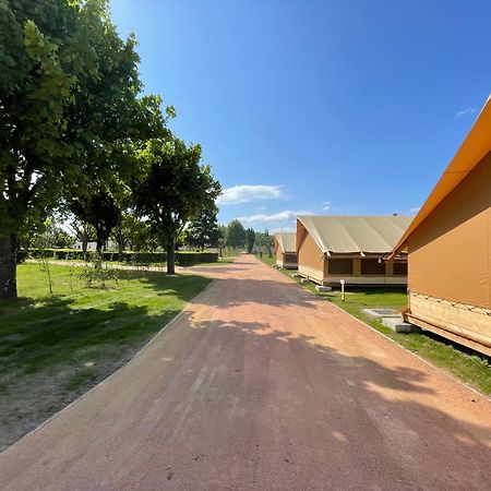 Tente Lodge Pour 5 Personnes En Bordure De La Riviere Allier Au Sein D'Un Petit Camping Saint-Yorre Buitenkant foto