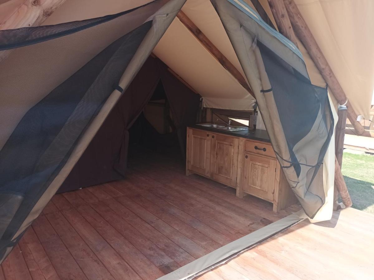 Tente Lodge Pour 5 Personnes En Bordure De La Riviere Allier Au Sein D'Un Petit Camping Saint-Yorre Buitenkant foto