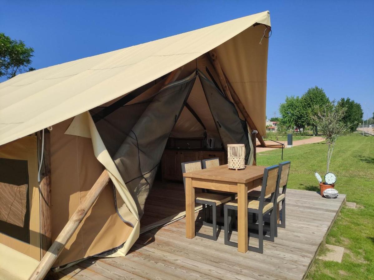 Tente Lodge Pour 5 Personnes En Bordure De La Riviere Allier Au Sein D'Un Petit Camping Saint-Yorre Buitenkant foto